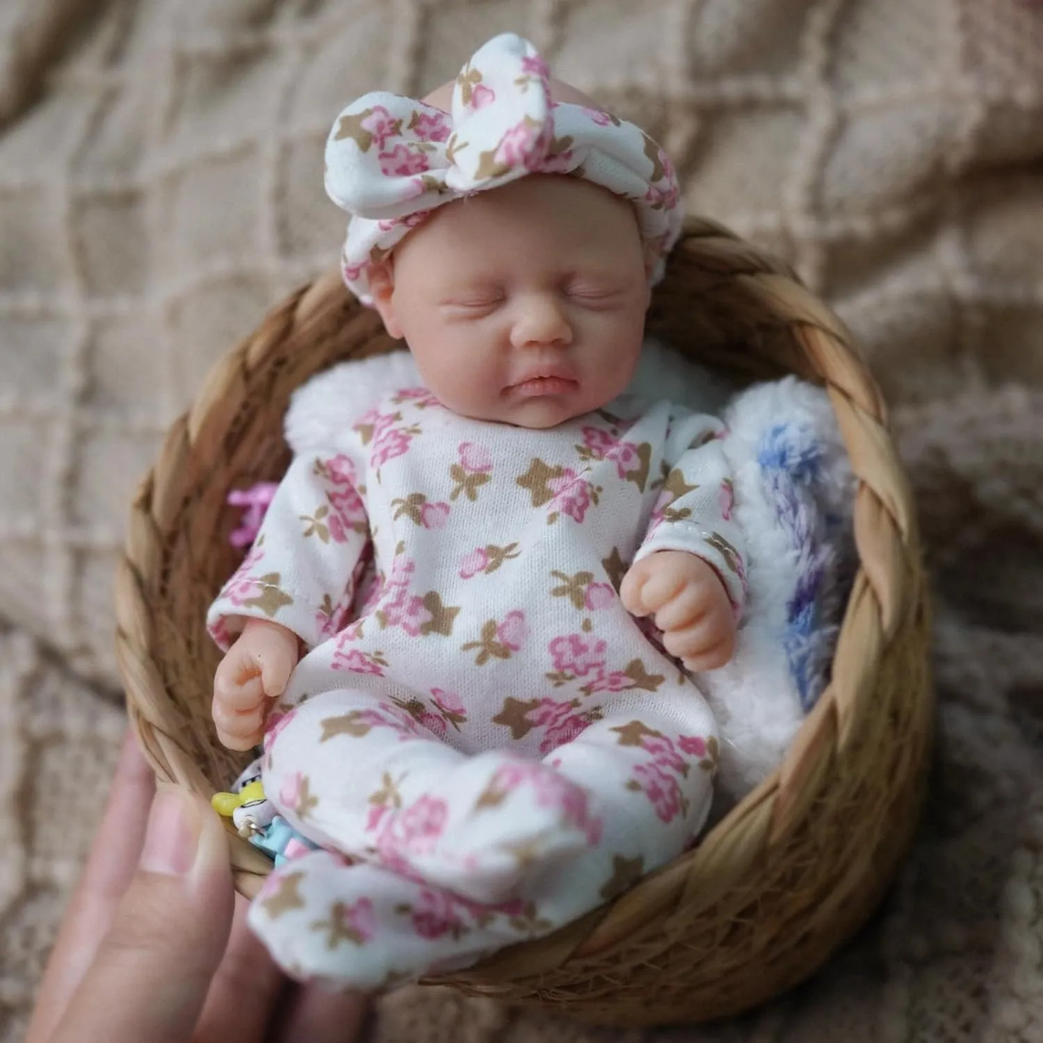7" Girl Micro Preemie Full Body Silicone Baby Doll ，Realistic Newborn Baby Doll Real Life Miniature Baby Doll with Feeding Accessories