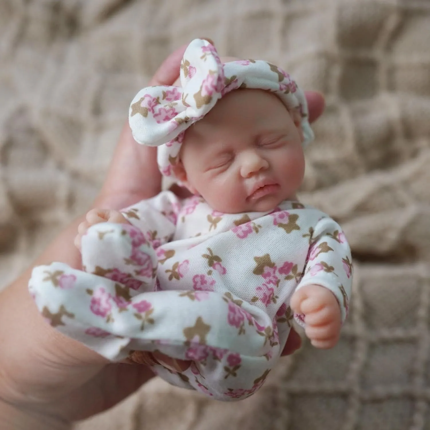 7" Girl Micro Preemie Full Body Silicone Baby Doll ，Realistic Newborn Baby Doll Real Life Miniature Baby Doll with Feeding Accessories