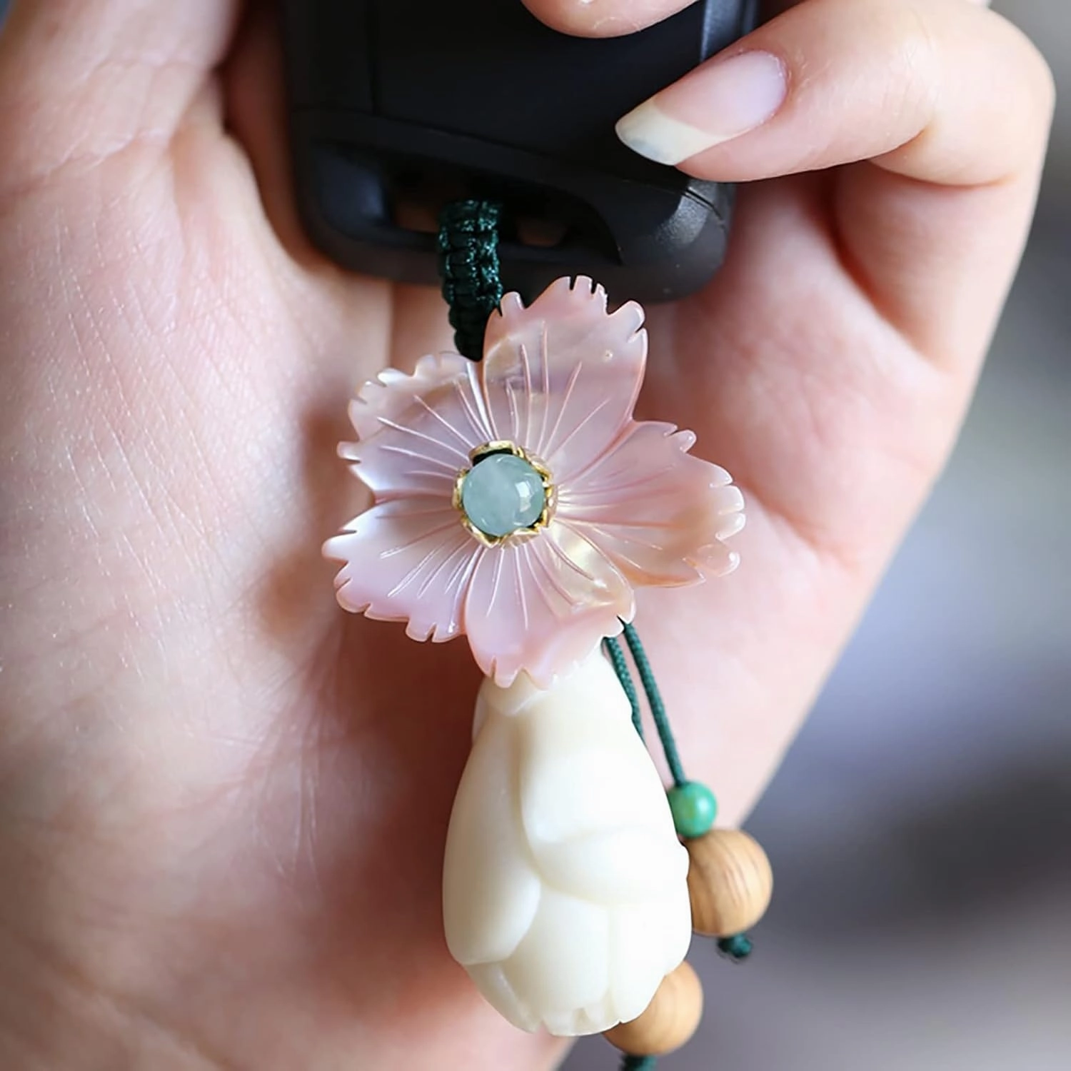 Flower Keychain with Magnolia Pendant, Mother of Pearl Flower-Shaped Key Ring for Women Car Bag Charms Gifts (Color : Pink and White, Size : 3.0 in)