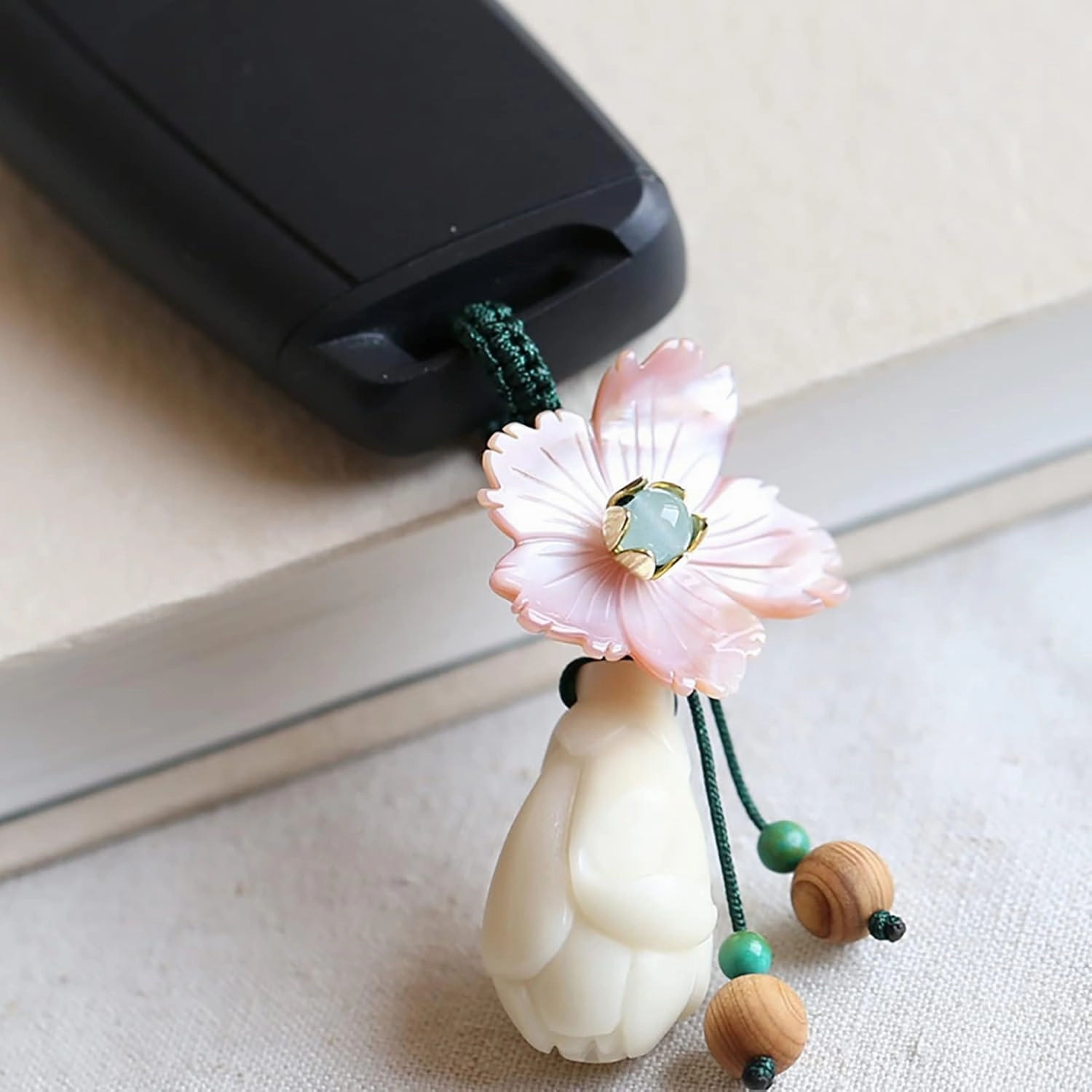 Flower Keychain with Magnolia Pendant, Mother of Pearl Flower-Shaped Key Ring for Women Car Bag Charms Gifts (Color : Pink and White, Size : 3.0 in)
