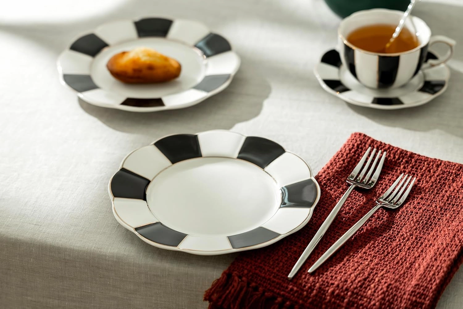 Grace Teaware Black and White Gold Scallop Shaped Fine Porcelain Plate Set of One (8-inch Dessert Plate)