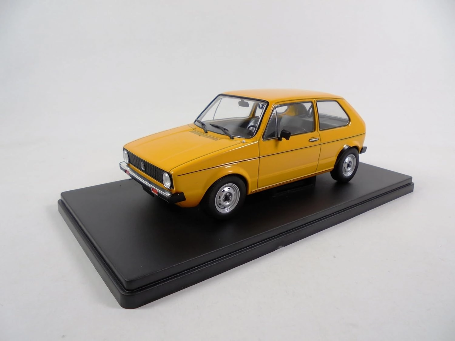 OPO 10 - Volkswagen Golf 1 (Caribe) Yellow 1978-1/24 Salvat Miniature car - M009