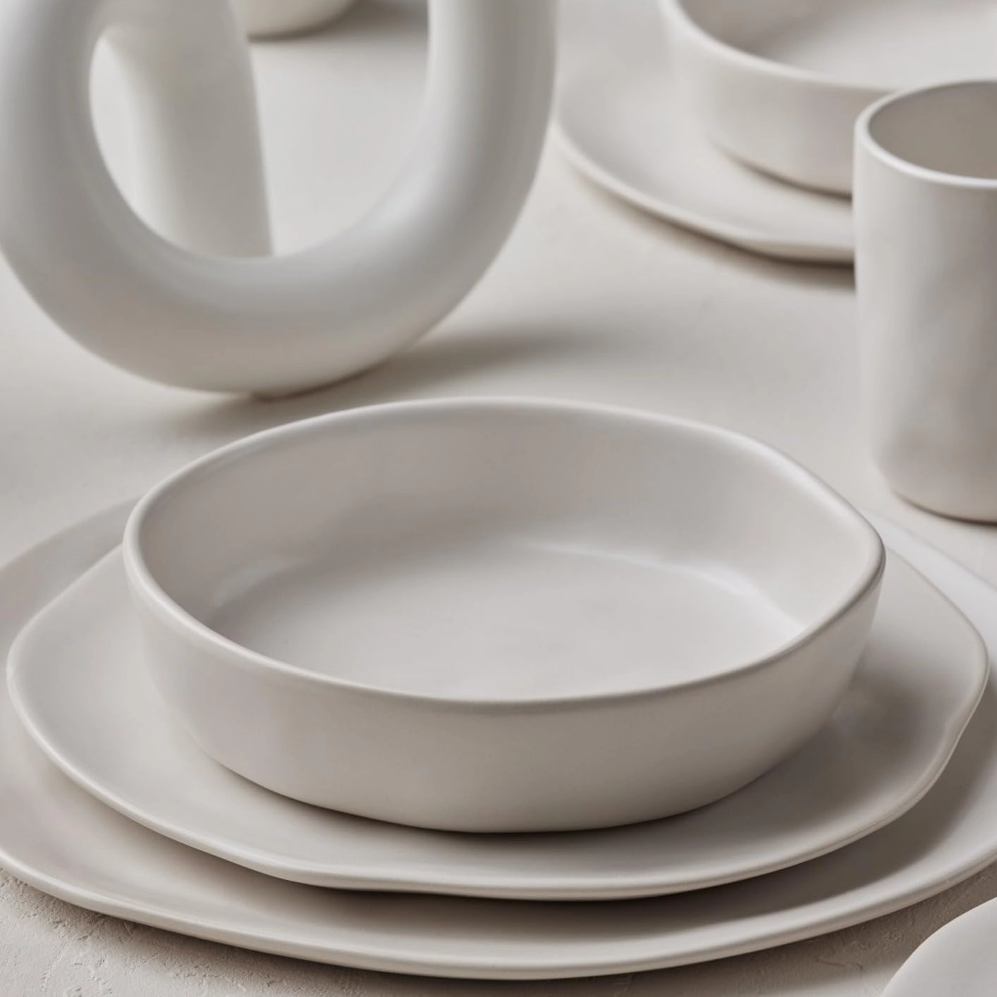 Stone by Mercer Project HEKONDA Modern Stoneware 32-Piece Dinnerware Set, Plate and Bowl Set, Dish Set for 8, Beige